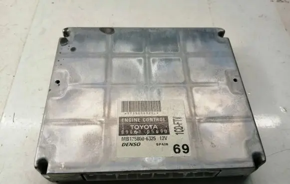 Toyota Avensis T250 Engine control unit/module 8966105690 MB1758006325
