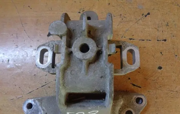 Peugeot 508 Engine mounting bracket