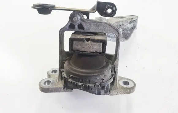 Engine mount vacuum valve