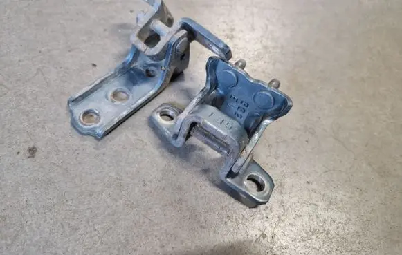 Mitsubishi L200 Rear door hinge set 