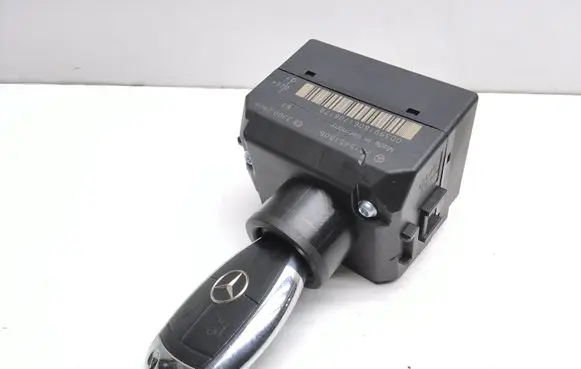 Mercedes-Benz S W221 Ignition lock 2215451308 3508272