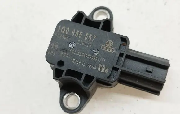 Volkswagen Polo V 6R Airbag deployment crash/impact sensor 1Q0955557 010310 022585