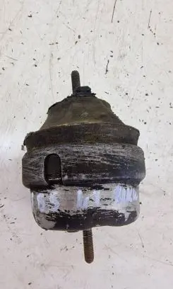 Volkswagen PASSAT B5 Engine mount bracket