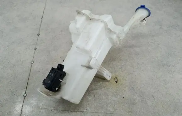 KIA Stonic Windshield washer fluid reservoir/tank 