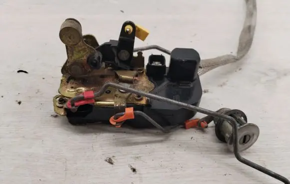 Chrysler 300 - 300C Front door lock (next to the handle) 