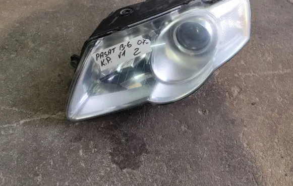 Volkswagen PASSAT B6 Headlight/headlamp