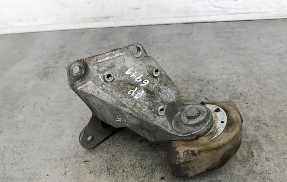Volkswagen PASSAT B5.5 Gearbox mounting bracket 8D0399114AH