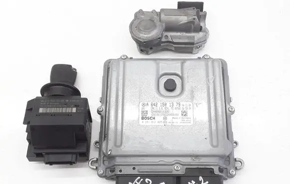 Mercedes-Benz E W211 Engine ECU kit and lock set A6421501379 0281012025 2115452308