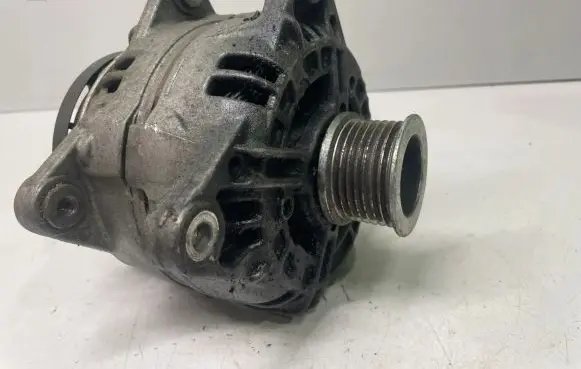 Opel Vivaro Generator/alternator 8200229907 0124525047