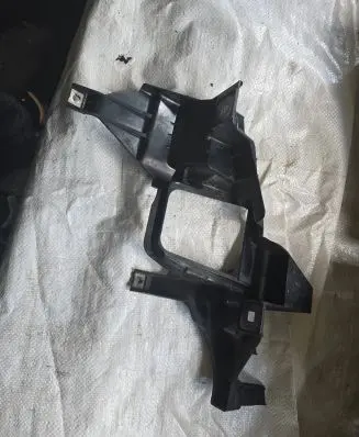 BMW 7 E65 E66 Headlight/headlamp mounting bracket 161698