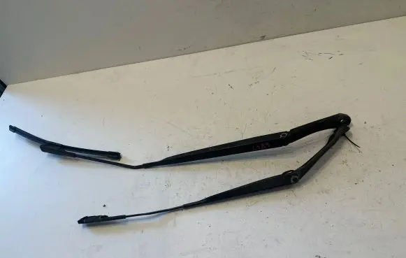 Nissan Qashqai Front wiper blade arm