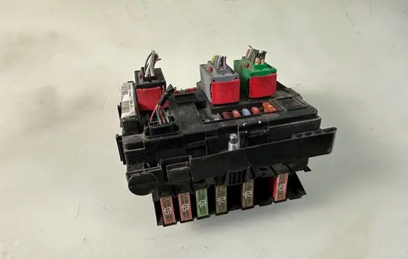 Citroen Berlingo Fuse module 9650618480