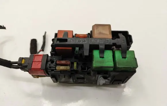 Peugeot 508 II Fuse module 9806192580 A006C801