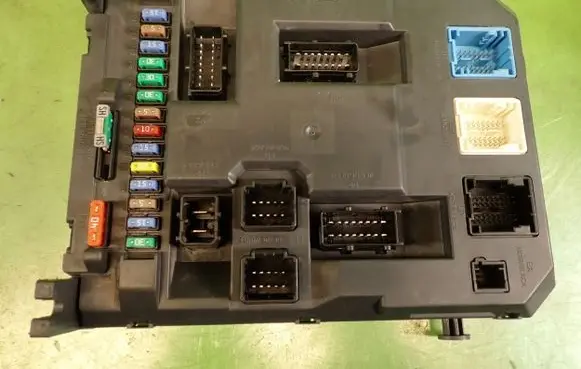 Peugeot 207 Fuse module 9664983080X01-00