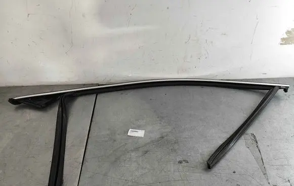 Volvo XC60 Front door glass trim molding 31424350