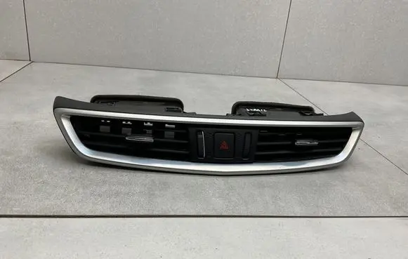 Nissan X-Trail T32 Dash center air vent grill 687504BA0A