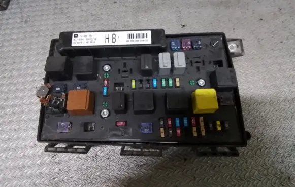 Opel Zafira B Fuse module 13206754 5DK00866838