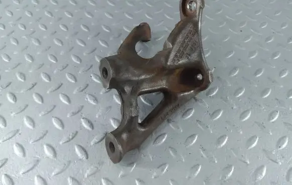 Engine mounting bracket