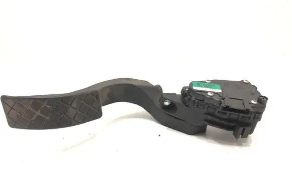 Accelerator throttle pedal