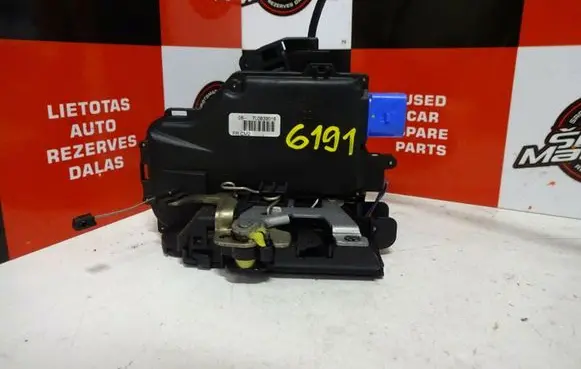 Volkswagen Golf V Rear door lock 7L0839016