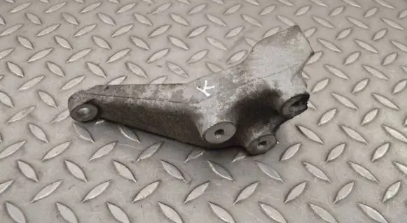 Opel Astra J Engine mounting bracket V06218