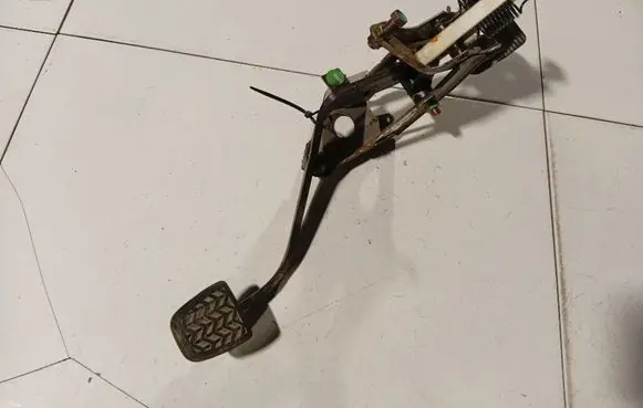 Toyota Avensis T220 Brake pedal 