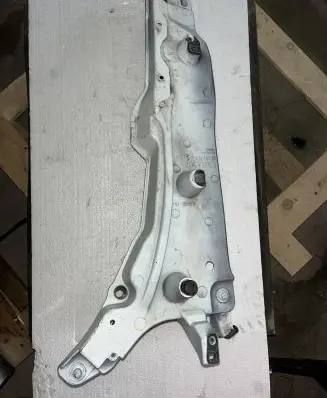 Volvo XC90 Fender mounting bracket 31391777 3139177