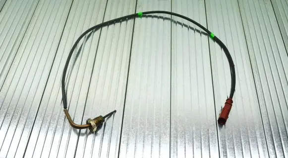 Volkswagen Tiguan Oil temperature sensor 04L906088DN