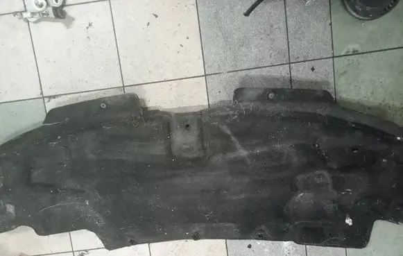 Engine bonnet/hood sound/heat insulation