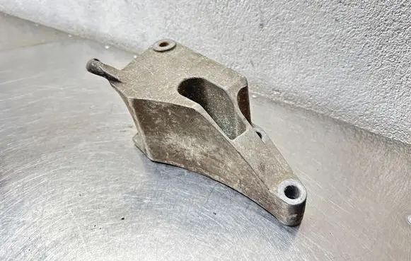 Opel Vectra C Engine mounting bracket 9156987