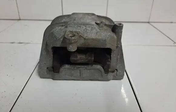 Volkswagen Jetta V Engine mount bracket 1K0199263