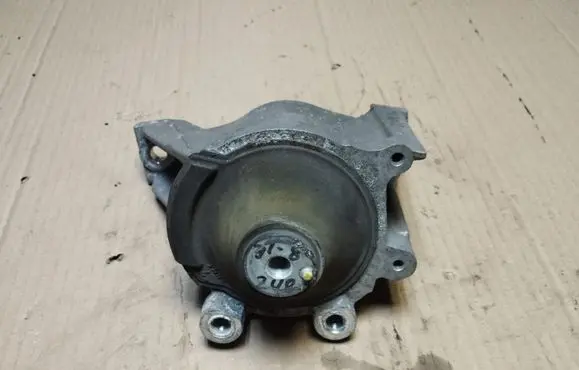Honda CR-V Engine mount bracket