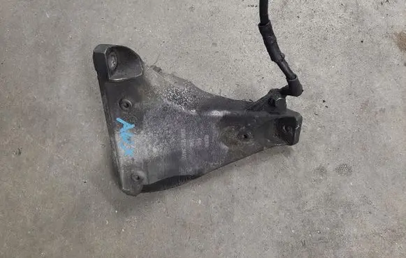 Volkswagen Passat Alltrack Engine mounting bracket 8D0199308N