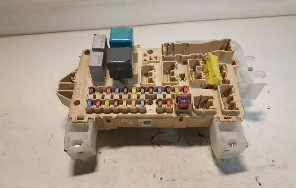 Toyota Corolla Verso AR10 Fuse module 892210F030