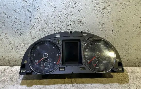 Volkswagen PASSAT B7 Speedometer (instrument cluster) 3AA920870D