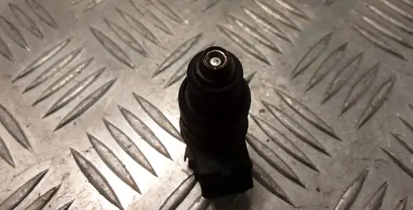 Volkswagen Golf IV Fuel injector 037906031AA