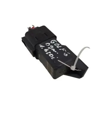 Volkswagen Golf VI Glow plug pre-heat relay 038907281D 0522120504