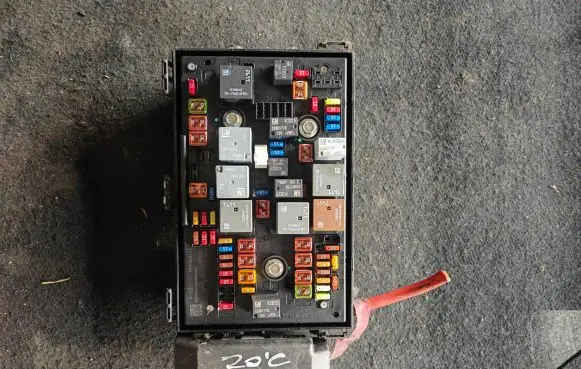 Opel Zafira C Fuse module 13449211