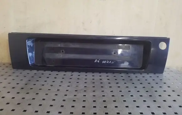 Trunk door license plate light bar