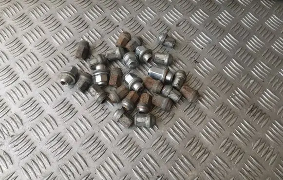 Toyota Corolla Verso AR10 Nuts/bolts