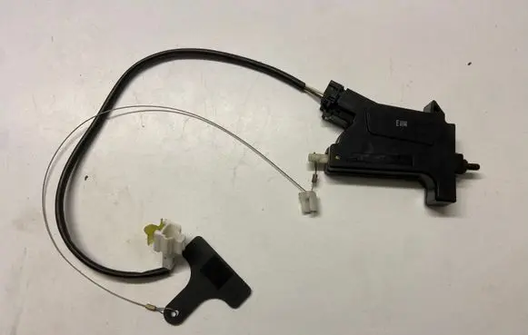 Hyundai Genesis Fuel tank cap lock 