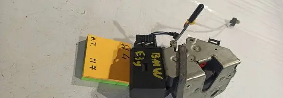 BMW 5 E39 Front door lock 8352165