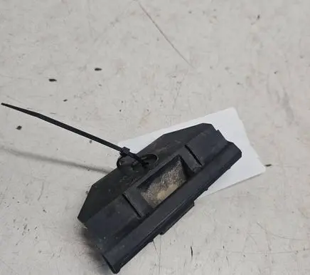 Rear bumper mounting bracket