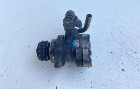 Nissan X-Trail T30 Power steering pump 5M321N