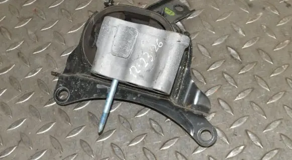 Toyota C-HR I Engine mount bracket