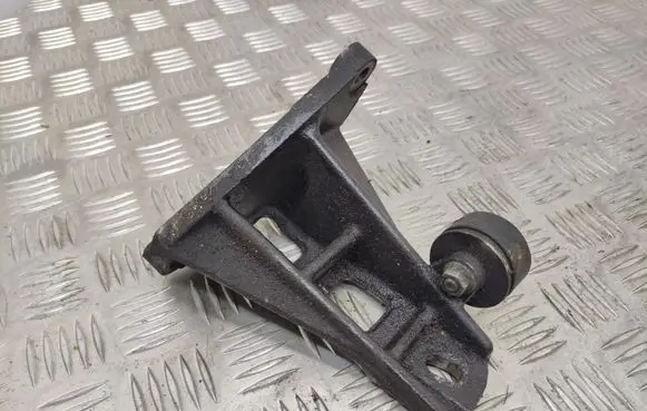 Suzuki Grand Vitara II Engine mounting bracket
