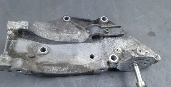Citroen C4 I Picasso Engine mounting bracket 9650034280
