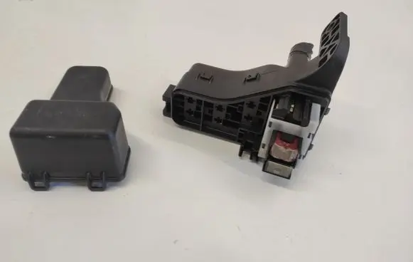 Toyota Avensis T250 Fuse module