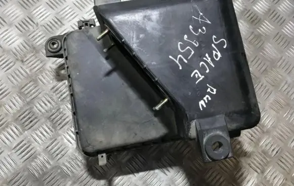 Mitsubishi Space Runner Air filter box