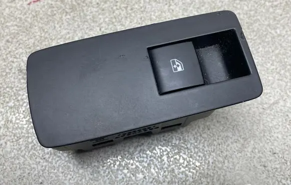 Opel Insignia A Electric window control switch 13301888